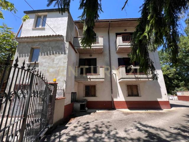 Vendesi villa singola a Montorio al Vomano
