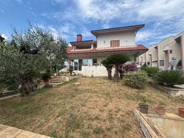 Vendesi villa singola a Ortona