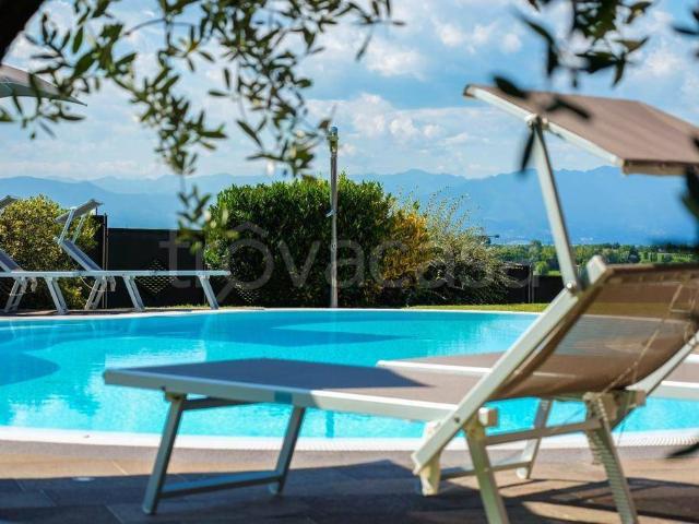 Vendesi villa singola a Peschiera del Garda