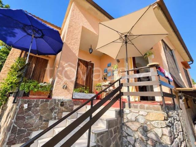 Vendesi villa singola a Portoferraio via Norsi
