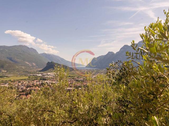 Vendesi villa singola a Riva del Garda via Monte Brione