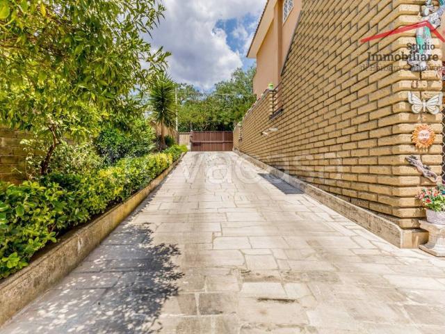 Vendesi villa singola a Roma via Alessandro Vivenza, Monte Migliore