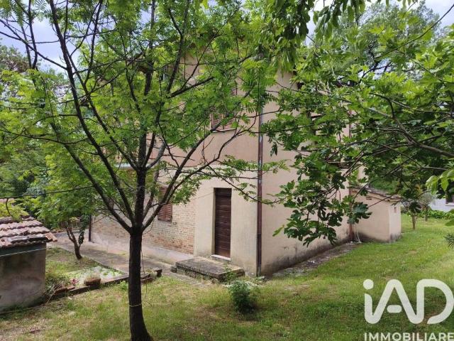 Vendesi villa singola a Sarnano via Delle Grazie
