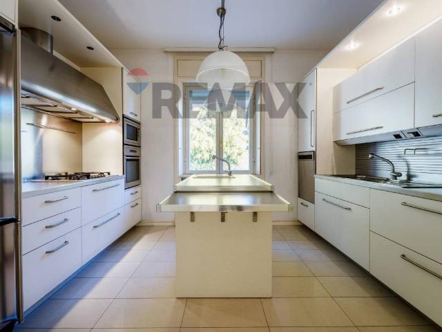 Vendesi villa singola a Suna, Verbania