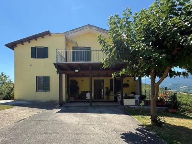 Vendesi villa singola ad Arsita via Vittorio Veneto