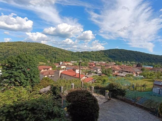 Vendesi villa/villetta a Meina, Ghevio