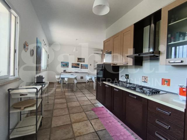 Vendesi villa/villetta a Siracusa