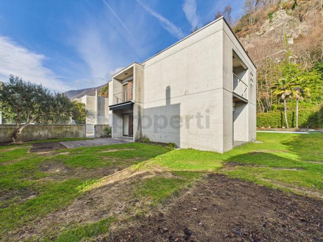 Vendiamo bellissima, generosa casa a Brione sopra Minusio con piscina e giardino. No vista Lago