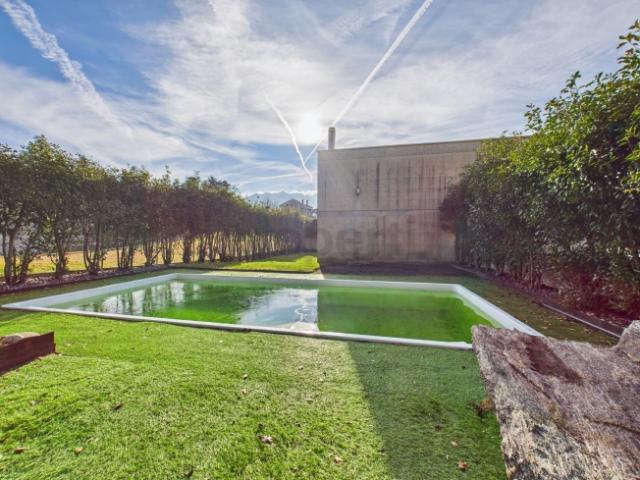 Vendiamo bellissima, generosa casa a Brione sopra Minusio con piscina e giardino. No vista Lago
