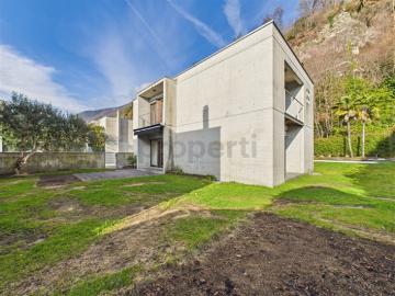 Vendiamo bellissima, generosa casa a Brione sopra Minusio con piscina e giardino. No vista Lago