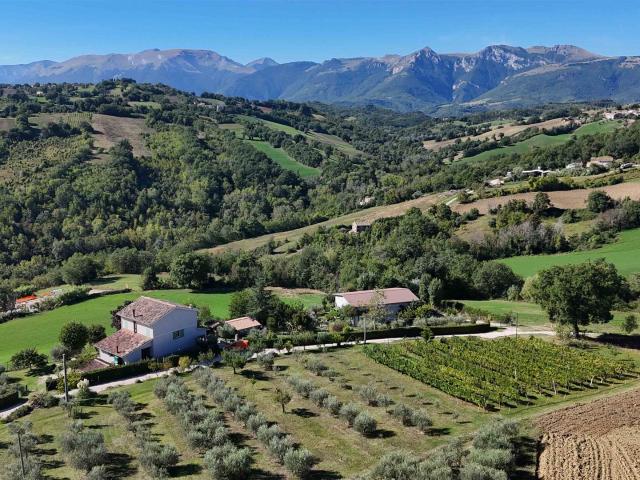 Vendita Casolare Ristrutturato con Accessori e Terreno Agri. 300m² San Ginesio