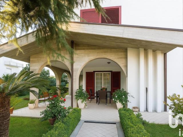 Vendita Casa indipendente / Villa 258 m² 4 camere Roseto. 258m² Roseto degli Abruzzi