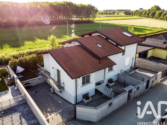 Vendita Casa indipendente / Villa 220 m² 3 camere Gravel. 220m² Gravellona Lomellina