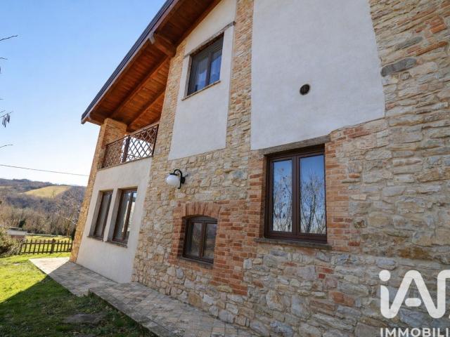 Vendita Casa indipendente / Villa 234 m² 4 camere Vernas. 234m² Vernasca