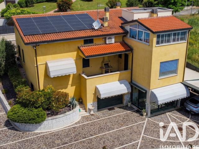 Vendita Casa indipendente / Villa 355 m² 5 camere Perugi. 355m² Perugia