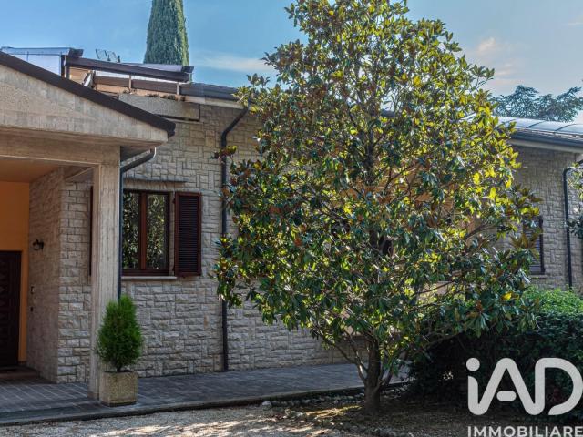 Vendita Casa indipendente / Villa 375 m² 3 camere Perugi. 375m² Perugia