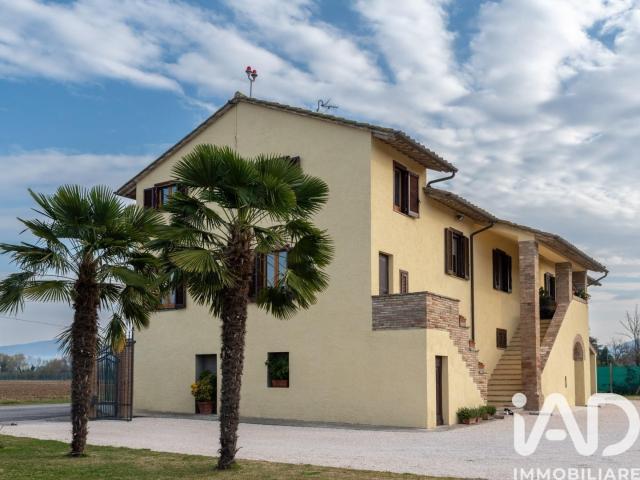 Vendita Casa indipendente / Villa 320 m² 4 camere Bastia. 320m² Bastia Umbra