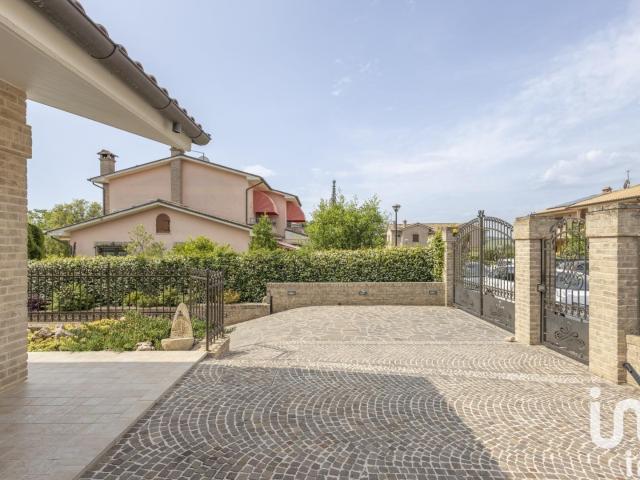 Vendita Casa indipendente / Villa 440 m² 6 camere Osimo 440m² Osimo