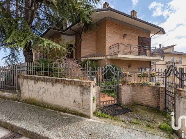 Vendita Casa indipendente / Villa 460 m² 3 camere Monte. 460m² Monte Urano