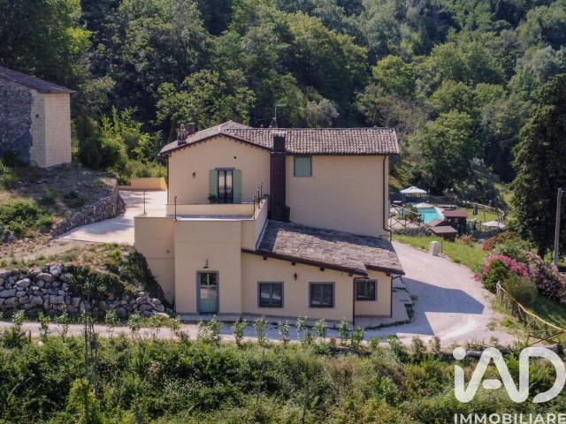 Vendita Casa indipendente / Villa 460 m² 6 camere Valtop. 460m² Valtopina