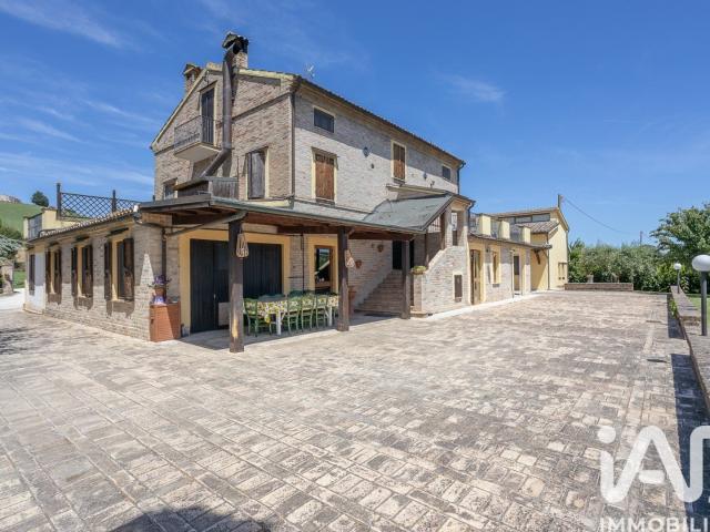 Vendita Casa indipendente / Villa 759 m² 10 camere Monte. 759m² Montegranaro
