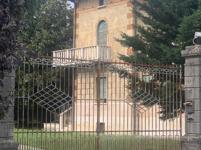 Vendita Casa indipendente / Villa 400 m² 5 camere Castel. 400m² Castel Mella