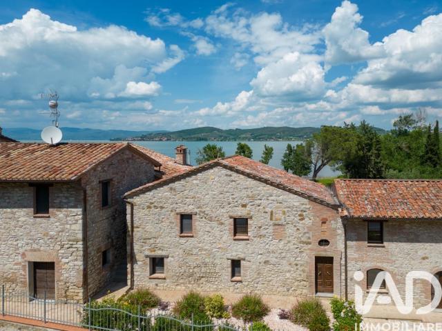Vendita Casa indipendente / Villa 900 m² 10 camere Perug. 900m² Perugia