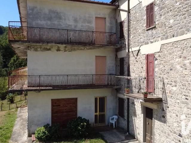 Vendita Palazzo / Stabile 500 m² 20 camere Zeri 500m² Zeri