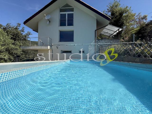 vendita Strada della Villa 8 vani 306mq
