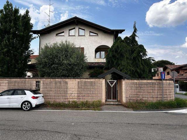 vendita Via Adamello 8 vani 360mq