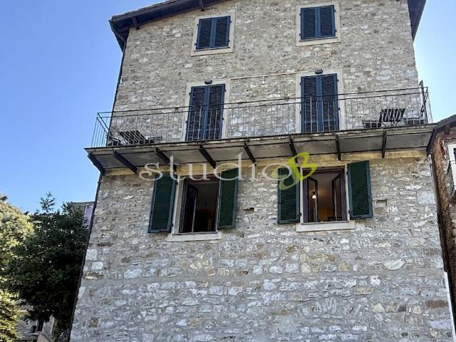 vendita Via Angeli 6 vani 110mq