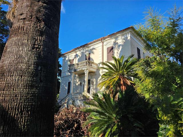 vendita VIA DIANO CASTELLO 12 vani 260mq
