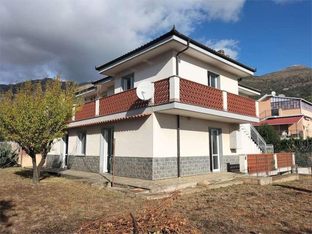 vendita VIA MAGNONE 10 vani 250mq