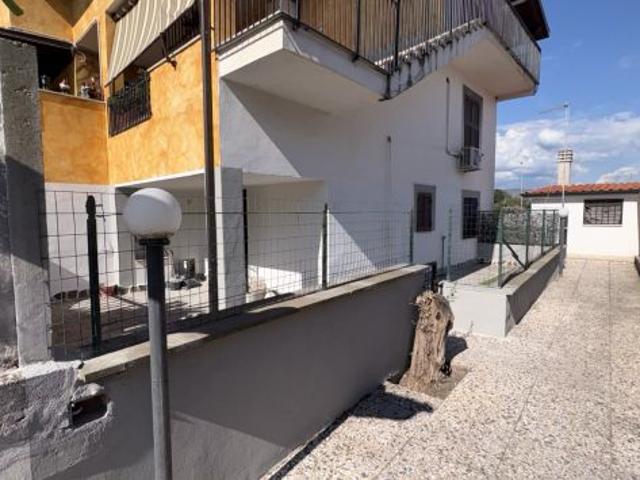 Vendita/Grazioso Bilocale con Porticato e Giardino / Corte Via Agugliano,Roma