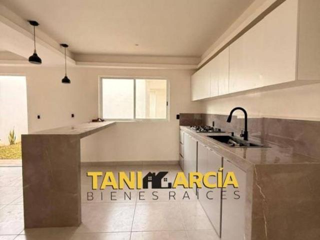 Vendo 4 Casas en Privada con portón, en excelente ubicación!