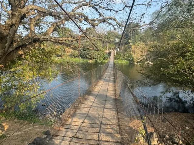 VENDO TERRENO A ORILLA DE RIO PESCADOS EN EL MUNICIPIO DE APAZAPAN