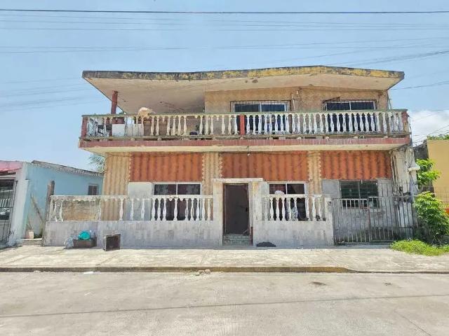 VENDO TERRENO CON CONSTRUCCION A METROS DE LA PLAYA