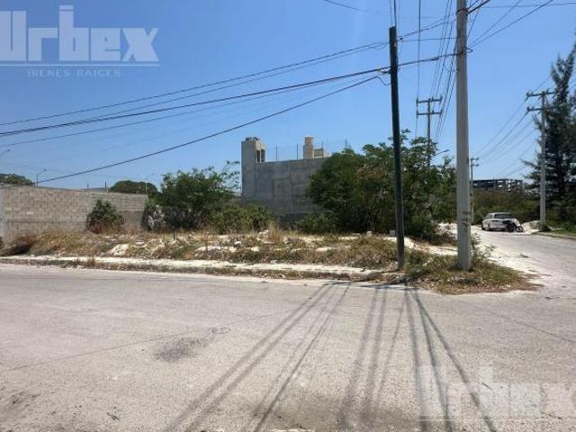 VENDO TERRENO EN ESQUINA EN EL AH KIM PECH A UNOS PASOS DEL MALECON EN CAMPECHE