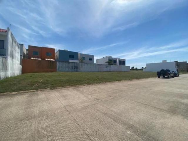 VENDO TERRENO RESIDENCIAL EN FRACCIONAMIENTO LA JOLLA