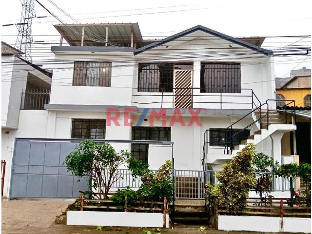 Vendo A Precio De Ocasión: Casa Multifamiliar De 300 M² Con 3 Departamentos Independientes