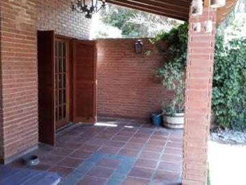 Vendo Alquilo Casa 3 Dormitorios, 2 Baños, Dependencias De Servicio. Barrio Bancario Frente Plaza Barrio Los Alamo