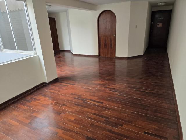 VENDO AMPLIO DEPARTAMENTO DE 117 m² EN SANTIAGO DE SURCO A PASOS DEL ÓVALO HIGUERETA