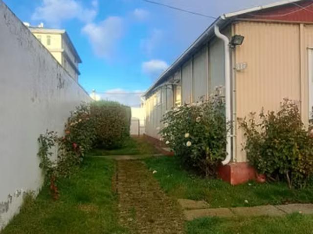 Vendo amplia casa ubicada en pje. Tarapacá, sector norte | 3 dormitorios por 230000. 00 en Punta Arenas