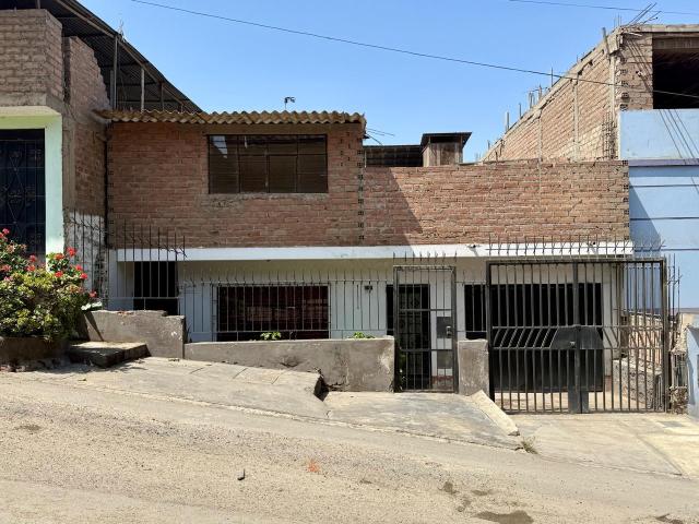 Vendo amplia casa a pocas cuadras del Real Plaza Nueva Esperanza