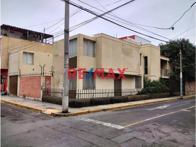Vendo Amplia Casa A Precio De Terreno En Perfecta Zona De Chorrillos