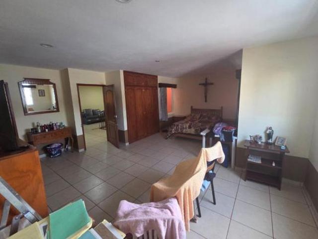 VENDO AMPLIA CASA CON 2 RECAMARAS EN PLANTA BAJA Y BAÑO COMPLETO, 3 EN PLANTA ALTA