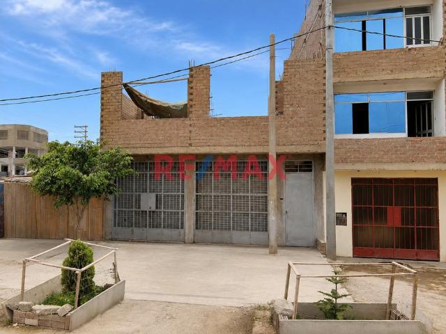 Vendo Amplia Casa Con Locales Comerciales En San Martin De Porres ️️