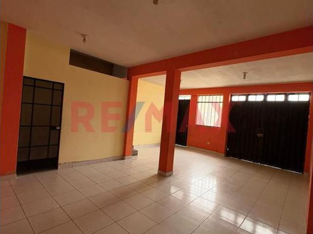 Vendo Amplia Casa De 3 Pisos Bien Distribuidos En Puente Pedra