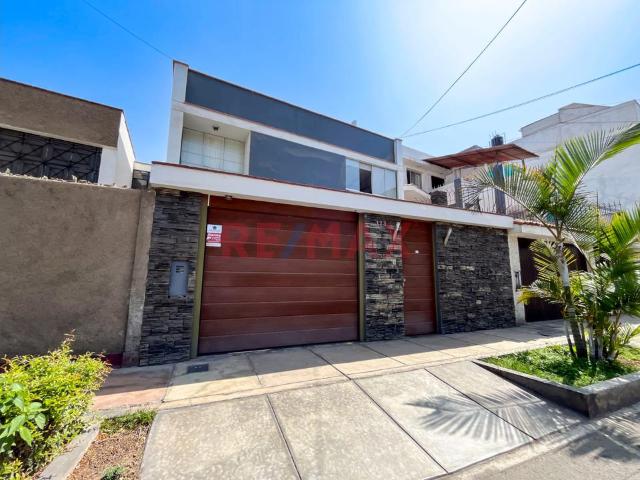 Vendo Amplia Casa De 3 Pisos Con Doble Terraza En San Miguel: 196 M²