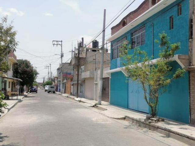 Vendo amplia casa en Chimalhuacan con 3 niveles